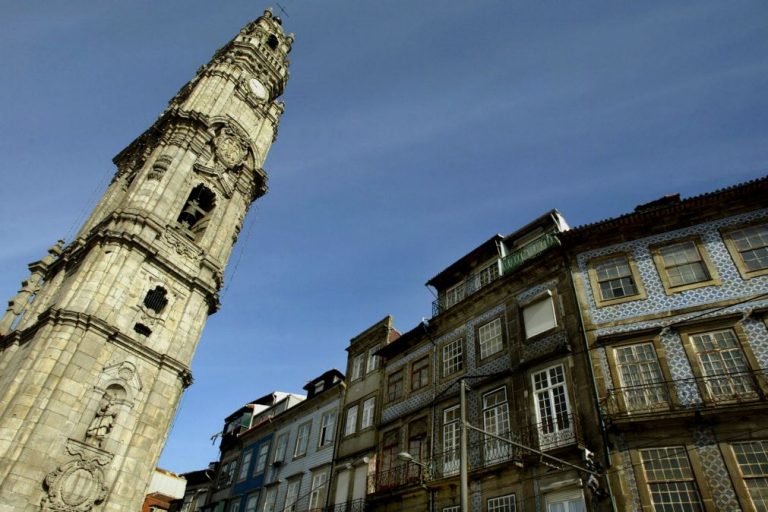 Incêndio na baixa do Porto provoca quatro feridos mas já está extinto