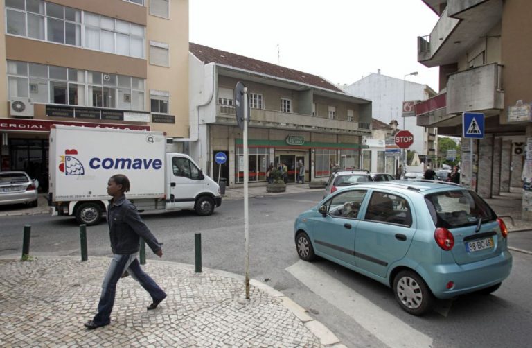 Utentes protestam contra falta de médicos em Algueirão-Mem Martins