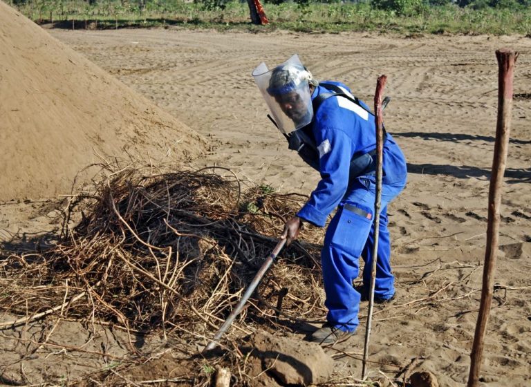 A guerra acabou em Angola mas as minas ainda destroem vidas