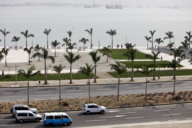 Mais de 14.500 veículos apreendidos pela polícia em Luanda vão ser vendidos