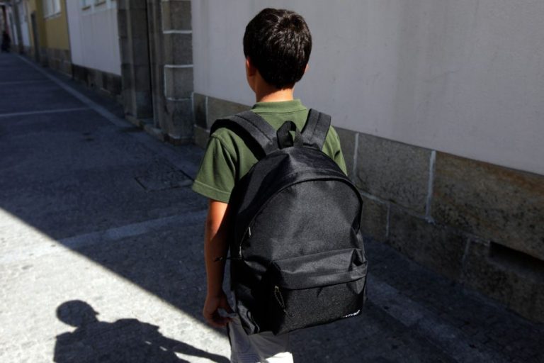 Petição contra peso das mochilas escolares vai ser entregue sexta-feira na AR