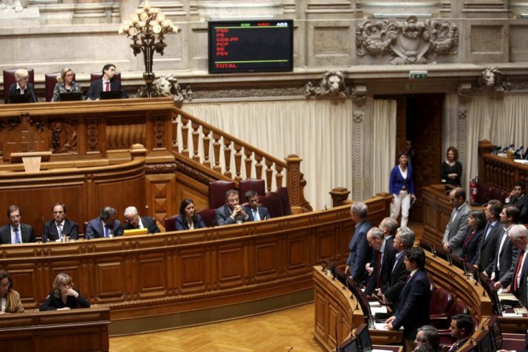PCP e BE esperam vinculação de 100 mil precários ao Estado a partir de outubro