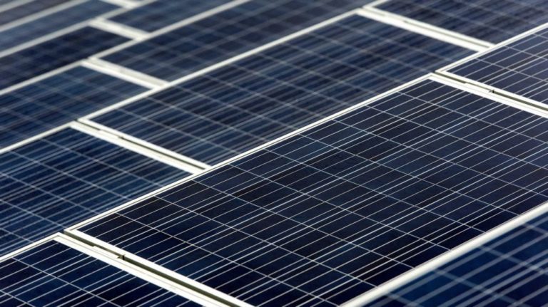 Novo material que reage à luz promete janelas e painéis solares inovadores