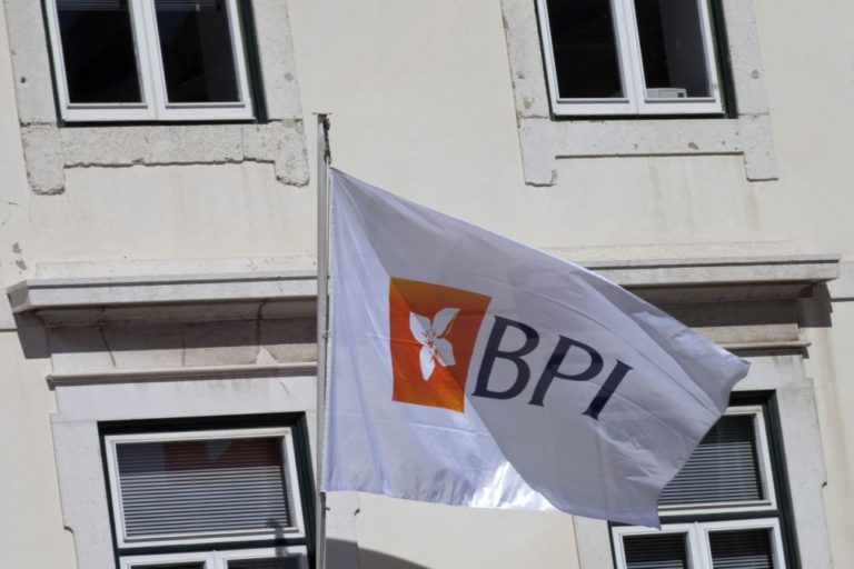 OPA/BPI: S&P melhora 'rating' do BPI mas continua como 'lixo'
