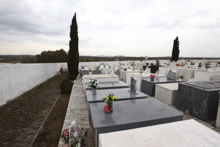 Número de emigrantes que querem ser sepultados em Portugal diminui -- estudos