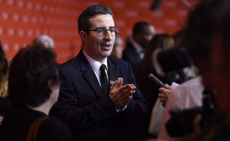 Humorista John Oliver faz anúncios televisivos para 