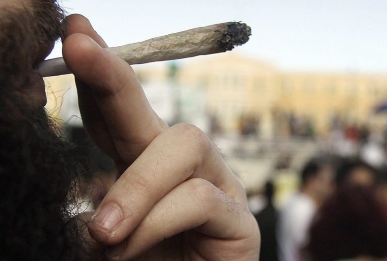 UE aplica medidas de controlo a canabinóide sintético vendido como cannabis 
