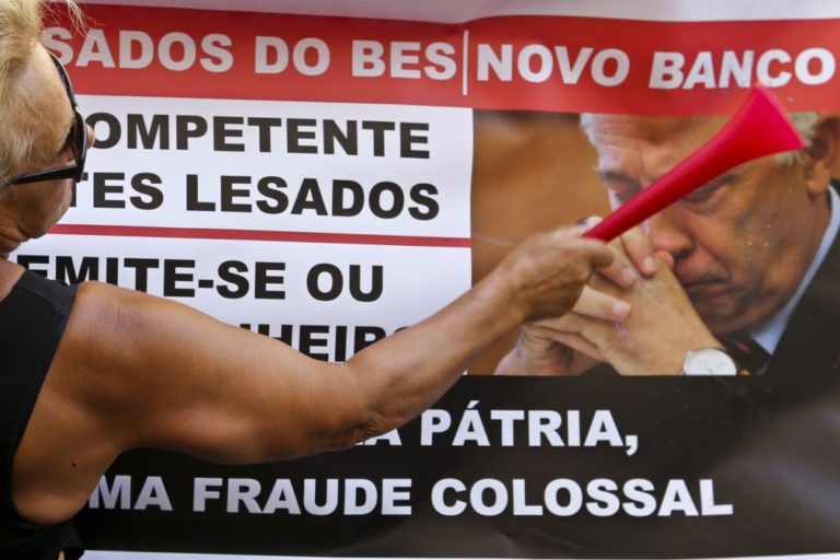 Emigrantes lesados do BES protestam em Paris contra 