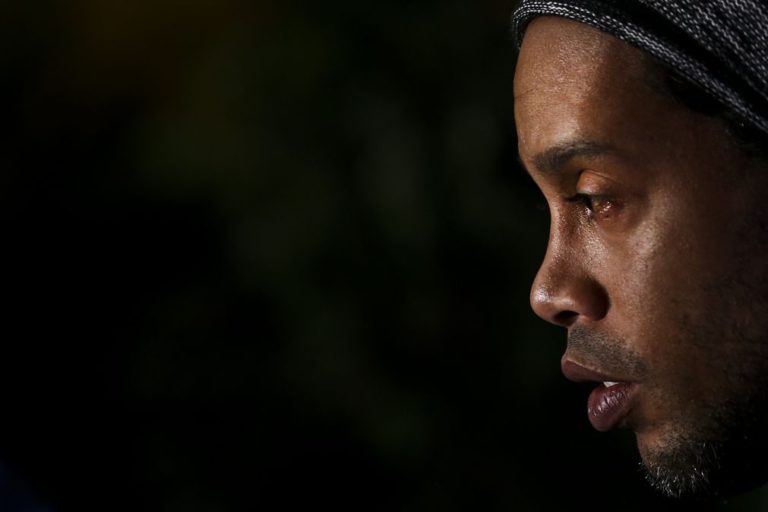 Brasileiro Ronaldinho Gaúcho admite retirada definitiva do futebol