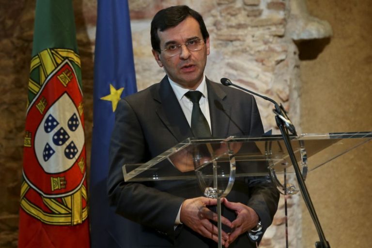 Pagamentos aos privados resolvidos dentro de um mês - ministro da Saúde