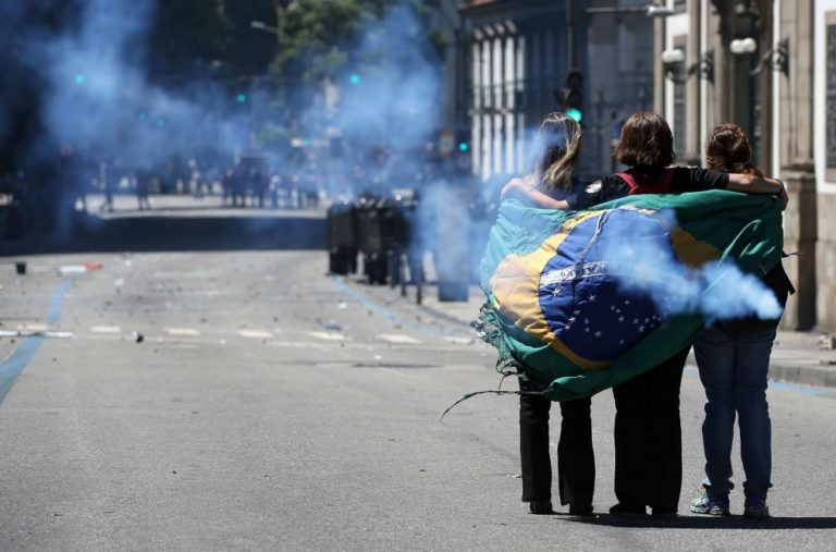 Confrontos violentos entre polícia e manifestantes no centro do Rio de Janeiro