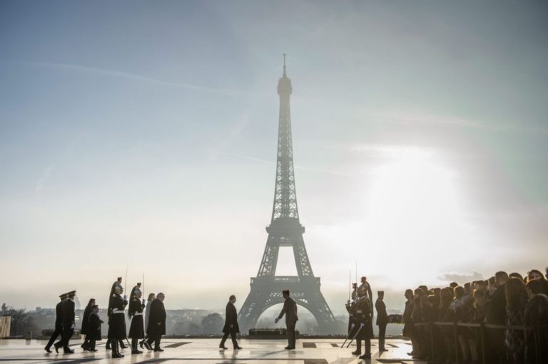 Torre Eiffel será protegida por parede de vidro à prova de bala