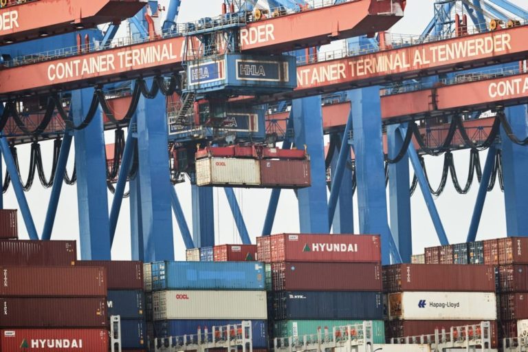 Saldo comercial com países lusófonos caiu 40% para 686 milhões de euros em 2016 - INE