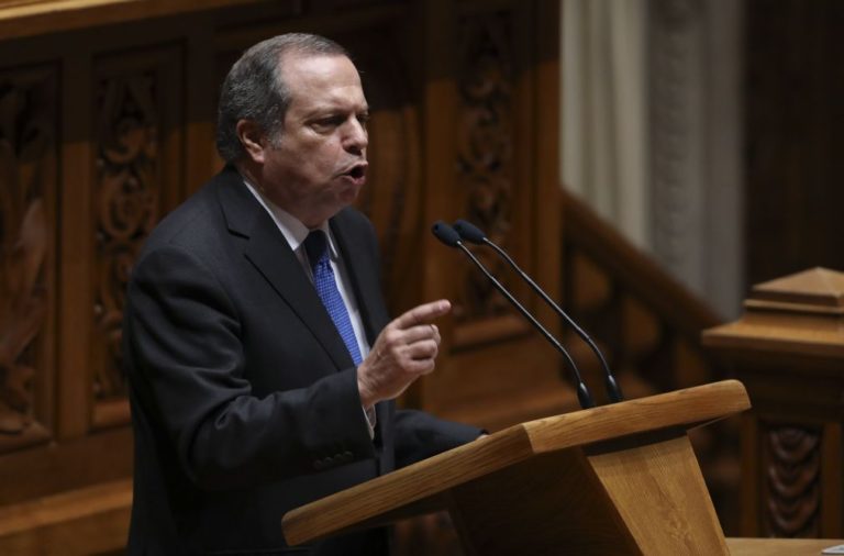 CGD: PS recusará comissão que desrespeite Constituição e lei - Carlos César