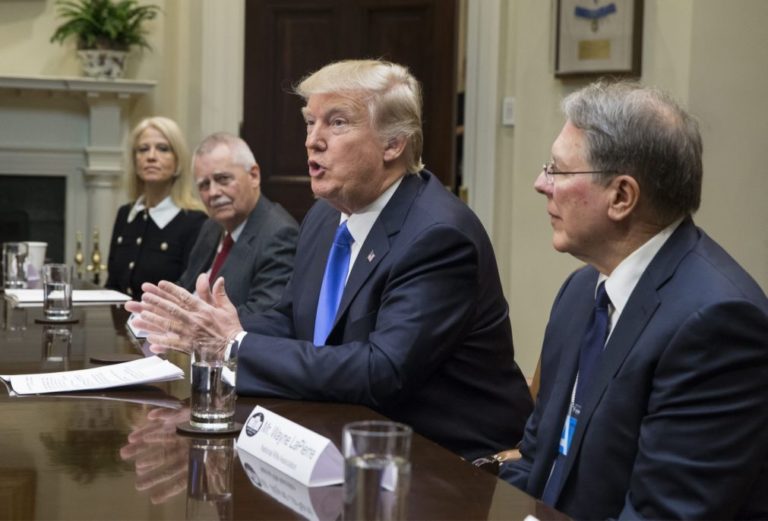 Trump inicia recurso da decisão do juiz que suspendeu veto migratório
