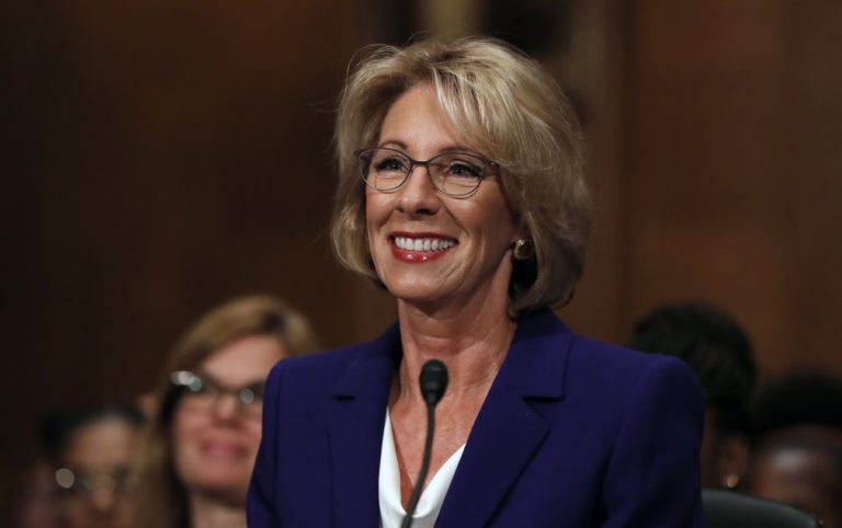 Vice de Trump forçado a desempatar votação para confirmar secretária de Educação