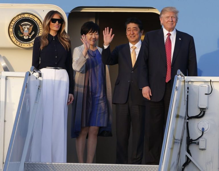 Trump e Abe jogam 