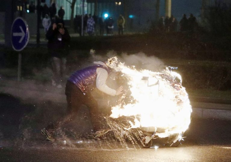 Protestos contra alegada violação policial voltam a resvalar em confrontos perto de Paris