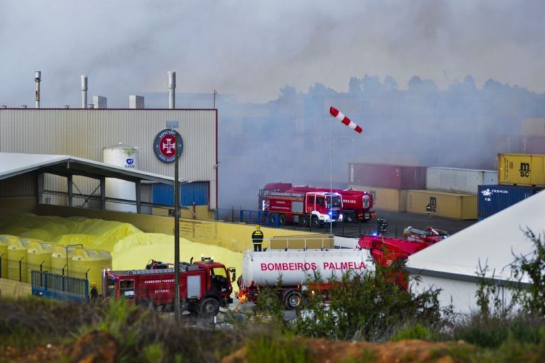 Emissão de dióxido de enxofre de incêndio 