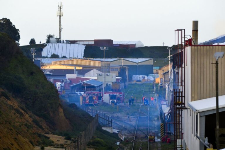 Extinto incêndio em armazéns de enxofre da Sapec -- Sapadores Bombeiros de Setúbal