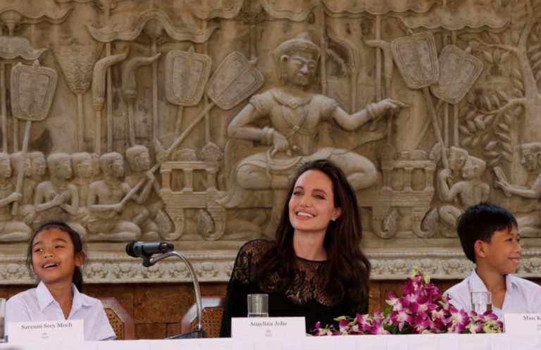 Angelina Jolie apresenta novo filme no Camboja
