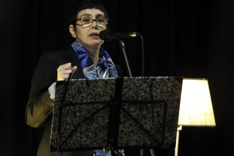 Adriana Calcanhotto dá aulas em Coimbra mas a passagem pode também dar um disco