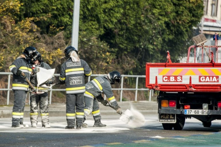 GNR cria perímetro de segurança em lanço da EN1 em Gaia devido a fuga de ácido