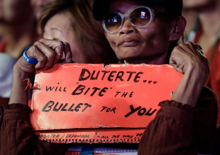 Manifestantes nas Filipinas assinalam 31 anos da deposição de Marcos e criticam Duterte