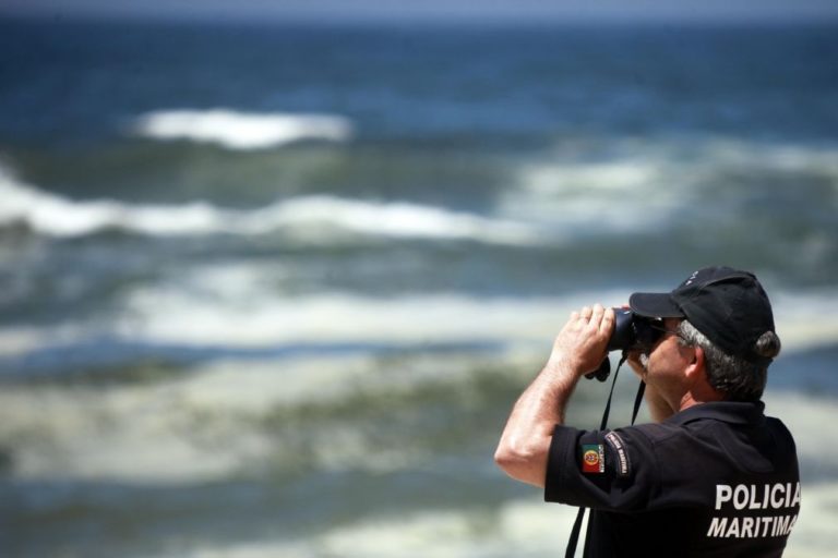 Polícia Marítima faz buscas em praia de Cascais para encontrar pescador lúdico