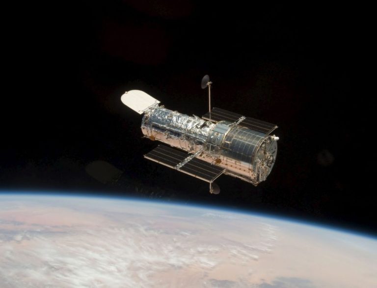 Astrónomos detetam buraco negro 'supermassivo' a grande distância do centro de galáxia