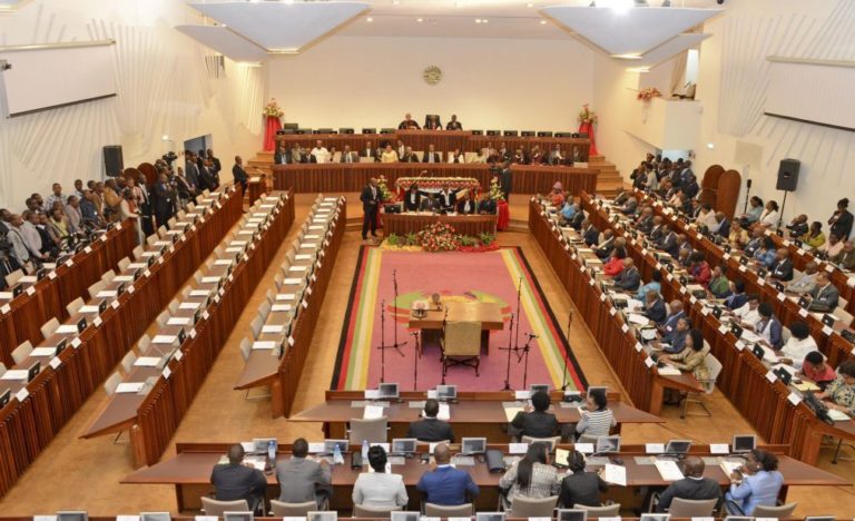 Parlamento moçambicano aprova lei visando controlar a qualidade dos medicamentos