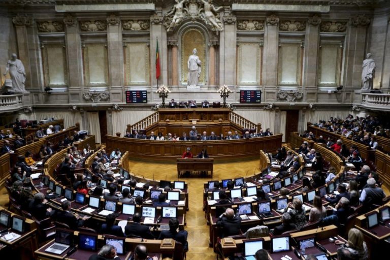Parlamento aprova alteração à lei eleitoral autárquica e alarga paridade
