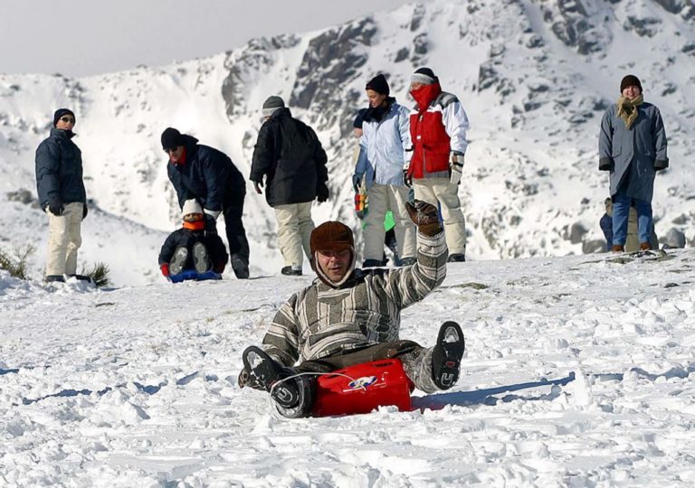Mau Tempo: Reabertas estradas na serra da Estrela encerradas pela neve