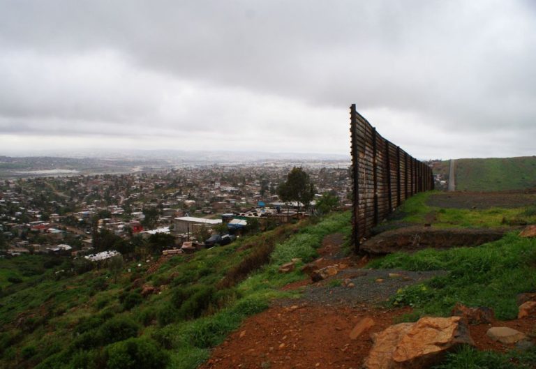 Trump pede propostas para muro bonito do lado norte-americano e difícil de trepar