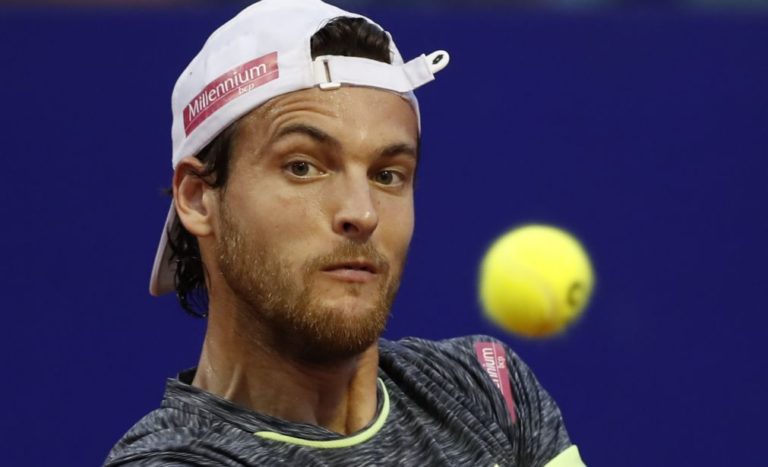 João Sousa está nos quartos de final do torneio de São Paulo