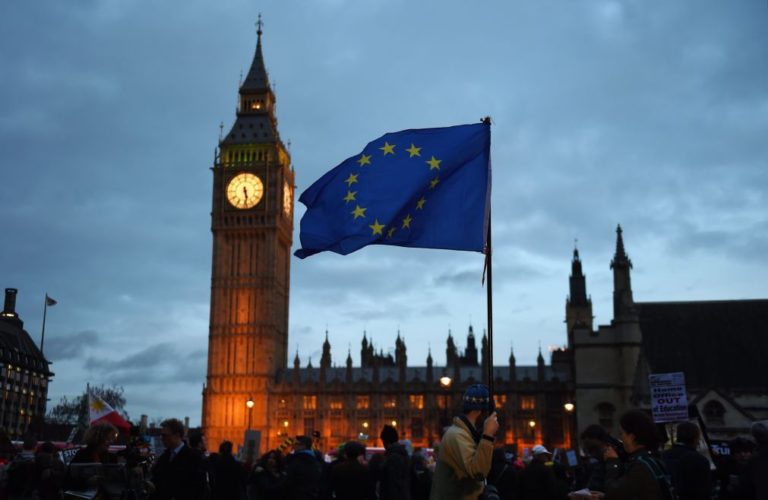 Deputados rejeitam emendas ao 'Brexit' para proteger direitos dos europeus e veto do parlamento