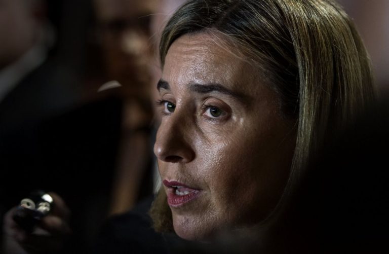Chefe da diplomacia europeia recebida com protestos anti-UE no parlamento da Sérvia