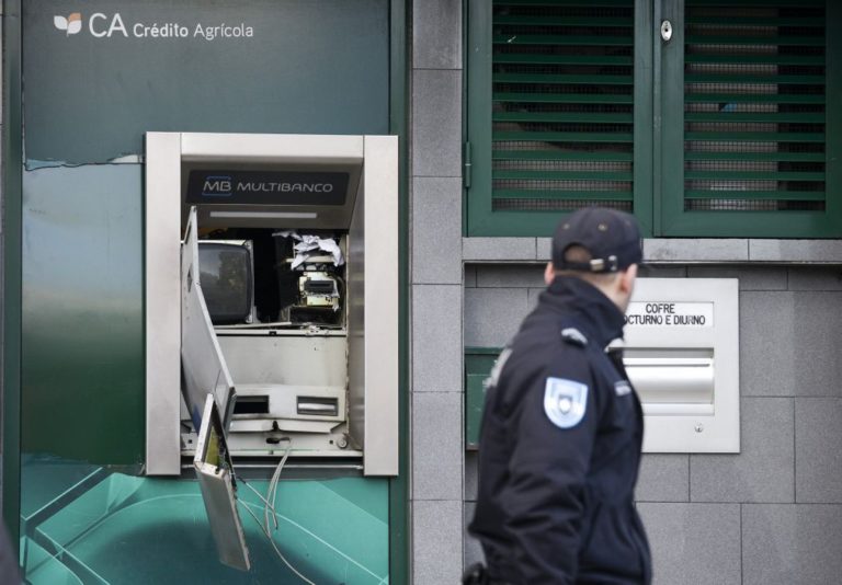 Explosão em multibanco da Caixa Crédito Agricola de Ermidas-Sado