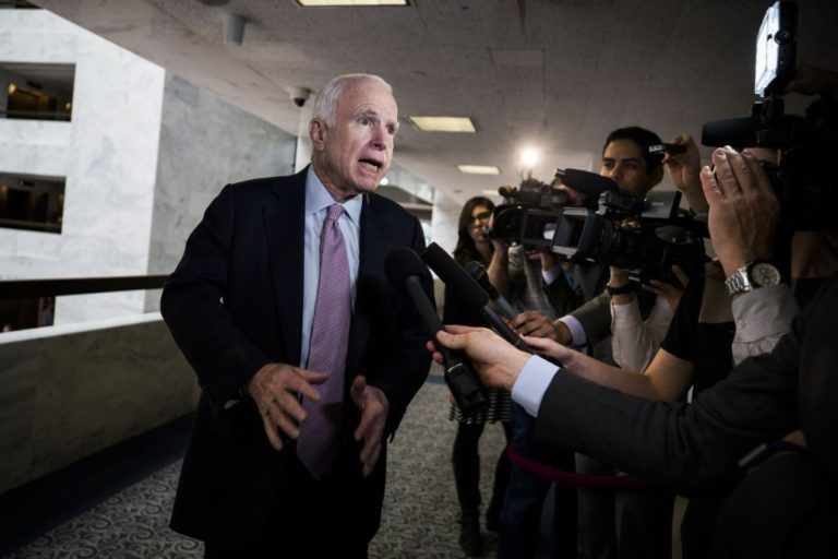 Senador John McCain exorta Trump a mostrar provas das acusações contra Obama