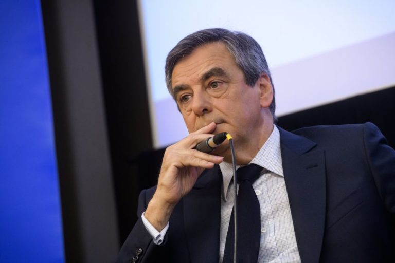 Fillon terá recebido fatos à medida de alfaiate de luxo no valor de 48.500 euros