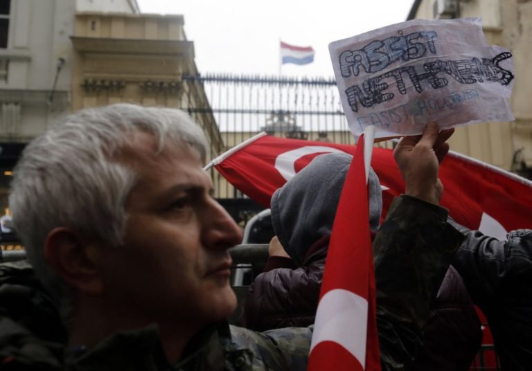 Manifestação de turcos pró-Erdogan em Amsterdão dispersa pela polícia com canhões de água
