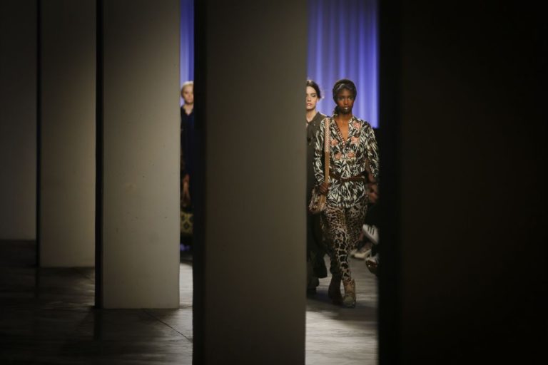 Mercado de troca de roupa usada permite renovar o roupeiro de forma gratuita