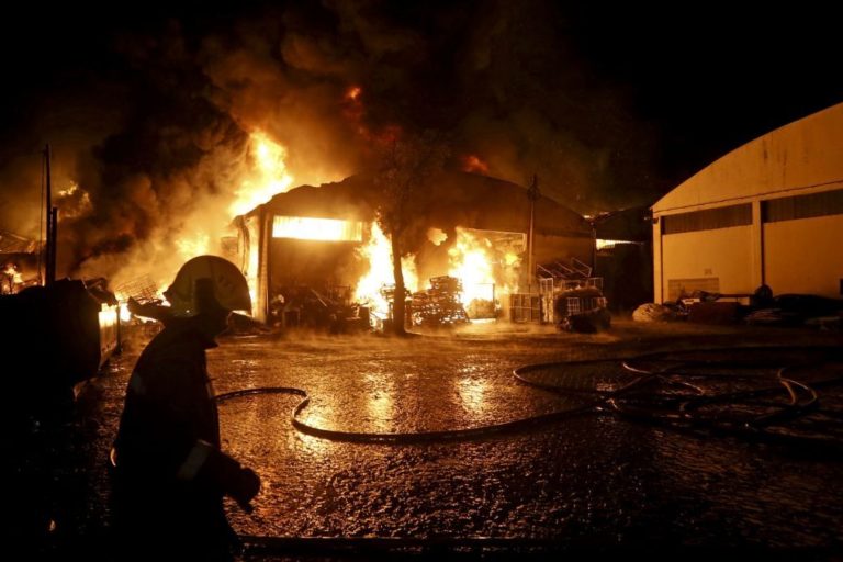Incêndio na empresa de tratamento de papel da Feira destruiu 90% da unidade