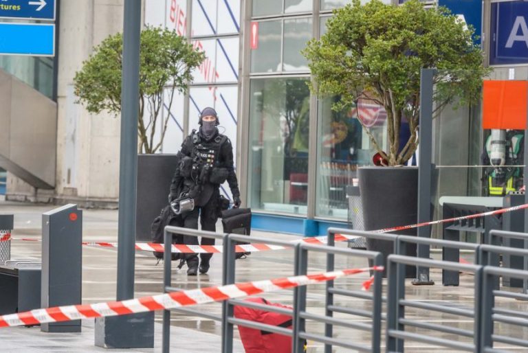 Homem abatido no aeroporto afirmou-se pronto a matar e a morrer por Alá