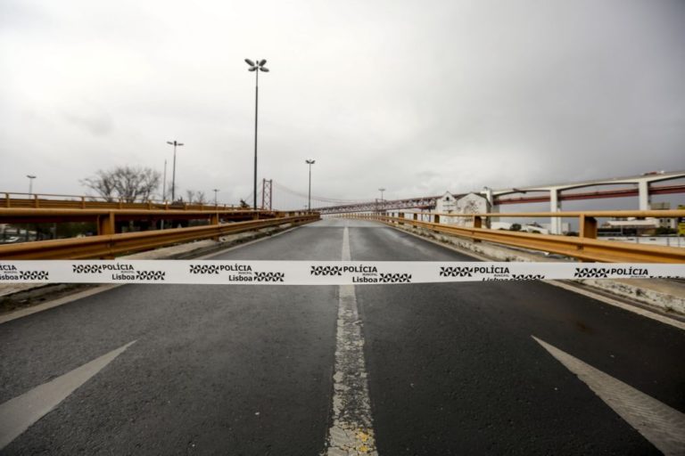 Trânsito junto ao viaduto de Alcântara continua condicionado devido a trabalhos - PSP