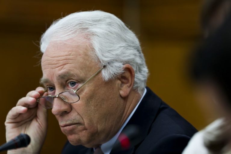 Carlos Costa diz que continuam a decorrer negociações exclusivas com Lone Star para venda do Novo Banco