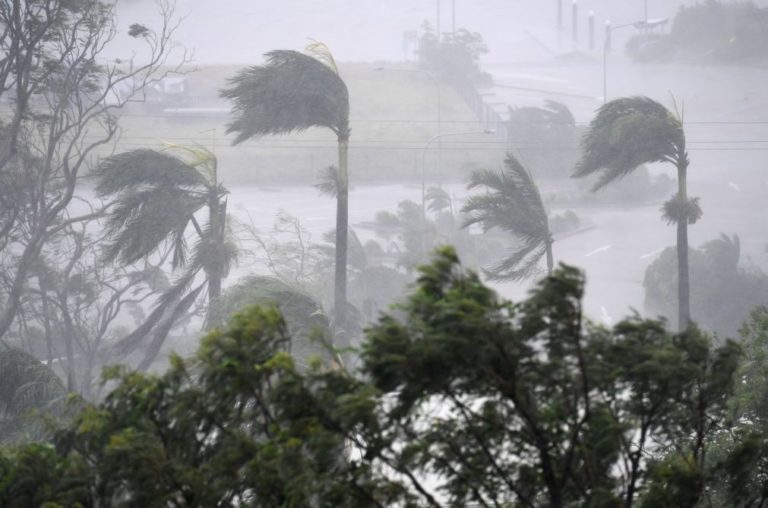 Forte ciclone fustiga várias ilhas na Austrália e provoca estragos