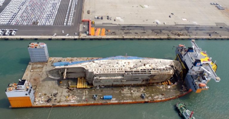 Retirado do fundo do mar 'ferry' sul-coreano que naufragou com mais de 300 pessoas