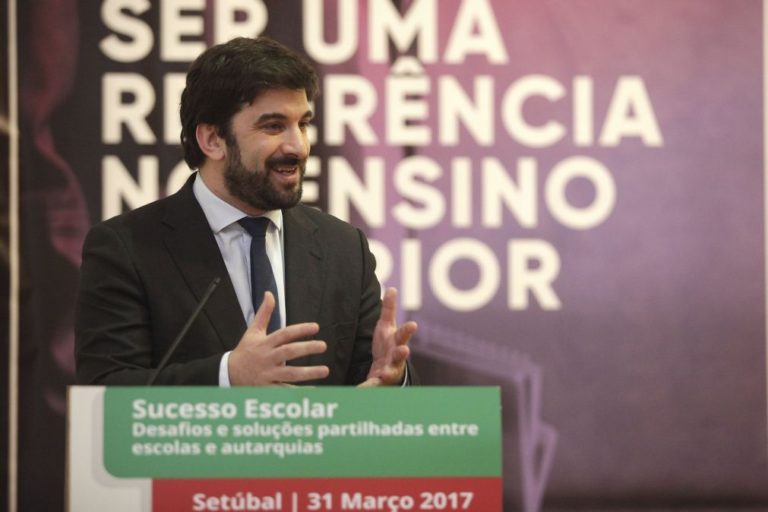 Ministro da Educação quer 50% da população ativa com o ensino secundário até 2020
