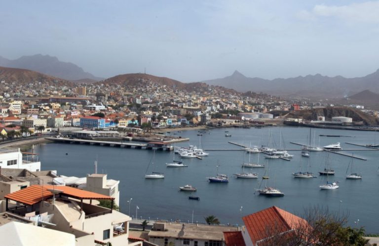 Navio de carga afunda-se no porto da ilha cabo-verdiana de São Vicente